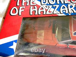 1/18 AMERICAN MUSCLE / ERTL 1969 CHARGER DUKES OF HAZZARD GENERAL LEE signed VT