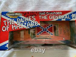 1/18 AMERICAN MUSCLE / ERTL 1969 CHARGER DUKES OF HAZZARD GENERAL LEE signed VT