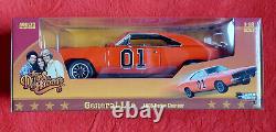 118 Scale Diecast Dukes of Hazzard General Lee signed by Daisy Duke NIB