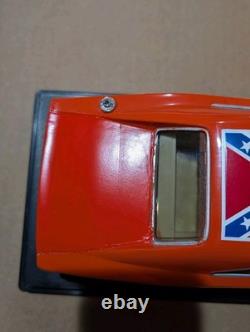 118 Scale Diecast Dukes of Hazzard General Lee signed by Daisy Duke NIB