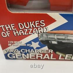 2000 American Muscle 124 The Dukes of Hazard General Lee 1969 Charger