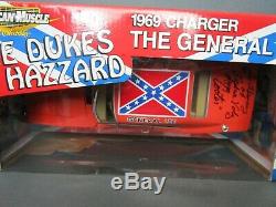 AMERICAN MUSCLE 1.18 DUKES of HAZZARD /1969 DODGE CHARGER / signed /general lee