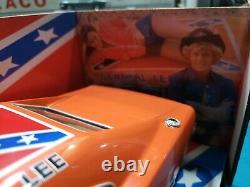 American Muscle Dukes of Hazzard General Lee 118 scale Car with flag BEAUTIFUL