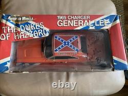 American muscle 1/18 die cast general lee signed John Schieider Dukes Of Hazzard