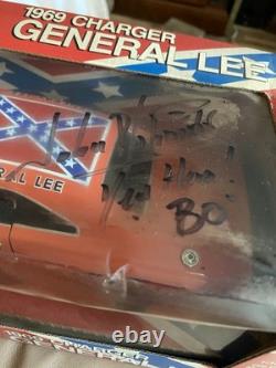 American muscle 1/18 die cast general lee signed John Schieider Dukes Of Hazzard