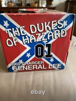 American muscle 1/18 die cast general lee signed John Schieider Dukes Of Hazzard