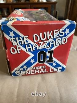 American muscle 1/18 die cast general lee signed John Schieider Dukes Of Hazzard