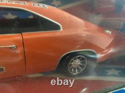 American muscle 1/18 die cast general lee signed John Schieider Dukes Of Hazzard