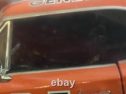 American muscle 1/18 die cast general lee signed John Schieider Dukes Of Hazzard