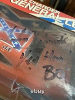 American muscle 1/18 die cast general lee signed John Schieider Dukes Of Hazzard