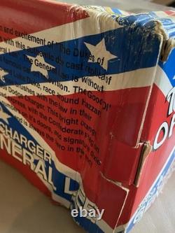 American muscle 1/18 die cast general lee signed John Schieider Dukes Of Hazzard