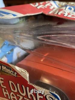 American muscle 1/18 die cast general lee signed John Schieider Dukes Of Hazzard