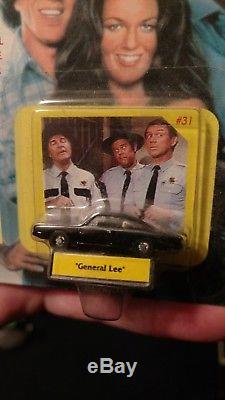 Auto World Dukes of Hazzard General Lee Black 69 charger w 1/144 scale general
