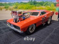 Crazy General Lee 1/18 scale, Muscle Machines, 1969 Dodge Charger R/T