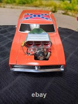 Crazy General Lee 1/18 scale, Muscle Machines, 1969 Dodge Charger R/T