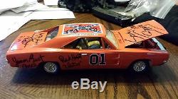 DUKES OF HAZZARD 1969 CHARGER GENERAL LEE 125 DIE CAST SIGNED BY EIGHT CAST