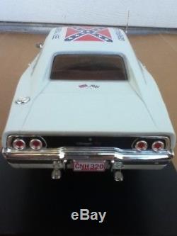 DUKES OF HAZZARD GENERAL LEE 1/18 CUSTOM WHITE DODGE CHARGER DIECAST CAR withBOX