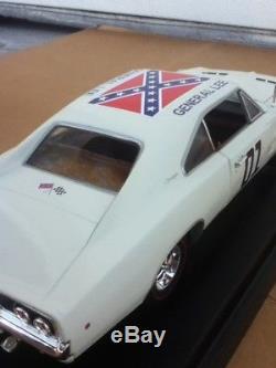 DUKES OF HAZZARD GENERAL LEE 1/18 CUSTOM WHITE DODGE CHARGER DIECAST CAR withBOX