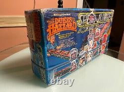 DUKES ON THE RUN! RARE DUKES OF HAZZARD SPEED JUMPER SET WithWORKING #01 STUNT CAR