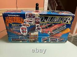 DUKES ON THE RUN! RARE DUKES OF HAZZARD SPEED JUMPER SET WithWORKING #01 STUNT CAR