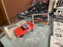 DUKES ON THE RUN! RARE DUKES OF HAZZARD SPEED JUMPER SET WithWORKING #01 STUNT CAR