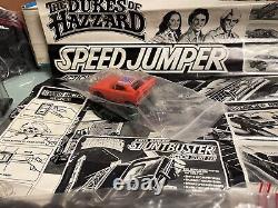 DUKES ON THE RUN! RARE DUKES OF HAZZARD SPEED JUMPER SET WithWORKING #01 STUNT CAR