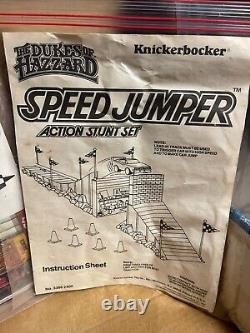 DUKES ON THE RUN! RARE DUKES OF HAZZARD SPEED JUMPER SET WithWORKING #01 STUNT CAR