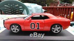 Dukes Of Hazzard General Lee Diecast 2006 Dodge Challenger 1/18 + Signed Photos