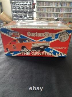 Dukes of Hazzard General Lee American Muscle 124 Scale Ertl Model Kit SIGNED