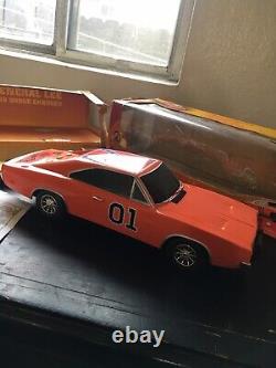 Dukes of Hazzard General Lee signed by Ben Jones 118 scale