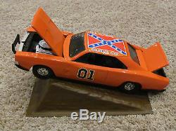 Dukes of Hazzard General Lee with Jumping Ramp ERTL 1/16 116 Steel Car 1981