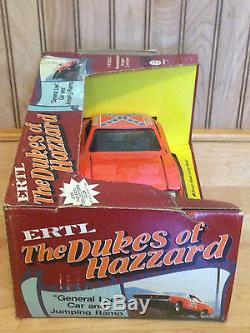 Dukes of Hazzard General Lee with Jumping Ramp ERTL 3570 1/16 116 1982