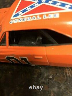 ERTL 1981 Dukes of Hazard General Lee Diecast Car with Flag. 124 scale