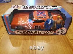 General Lee Bo & Luke'69 Dodge Charger Dukes of Hazzard Mego Action Figures