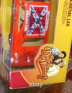 Photo The Dukes of Hazzard 1969 Dodge Charger 125 Johnny Lightning Autographed