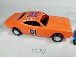 THE GENERAL LEE THE DUKES OF HAZZARD with2 FIGURES VINTAGE 1980 MEGO 10 CAR