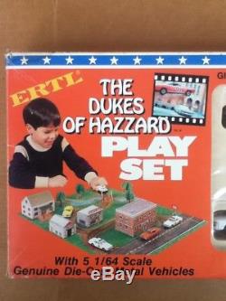 VINTAGE 1981 Dukes of Hazzard General Lee Daisy Cooter Police 1/64 PLAYSET withBOX